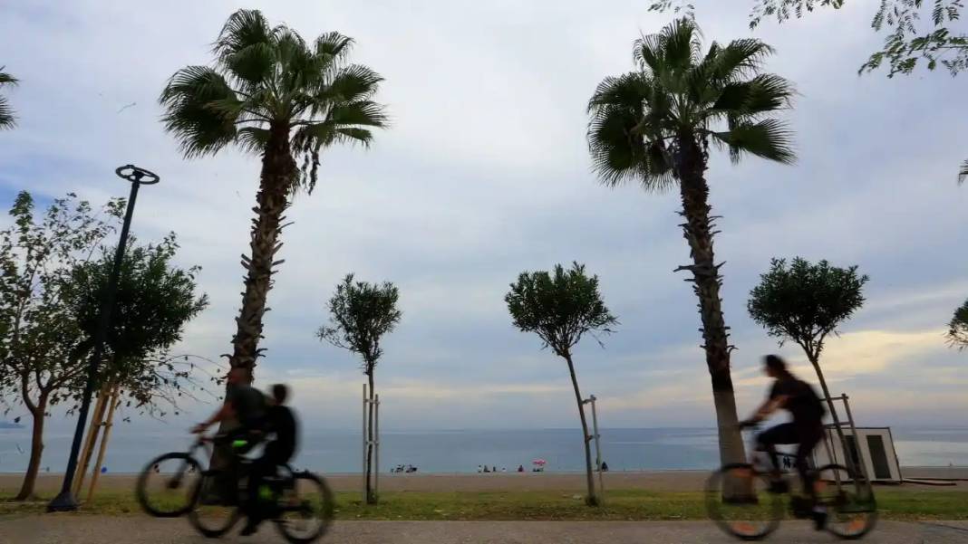 Antalya’da Bahar Havası: Kasım Ayında Denizin Keyfini Çıkardılar 3